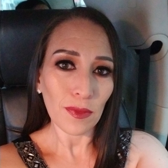 Poshmark profile picture for @avg